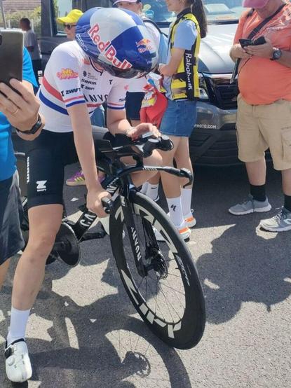 Zoe Bäckstedt with a massive helmet, for aerodynamic gains.